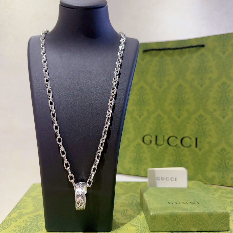 G*u*i necklaces